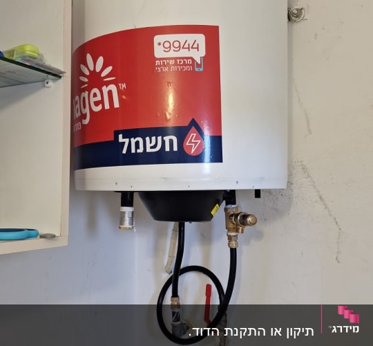דוד שמש עם צינורות וחיבורים על קיר